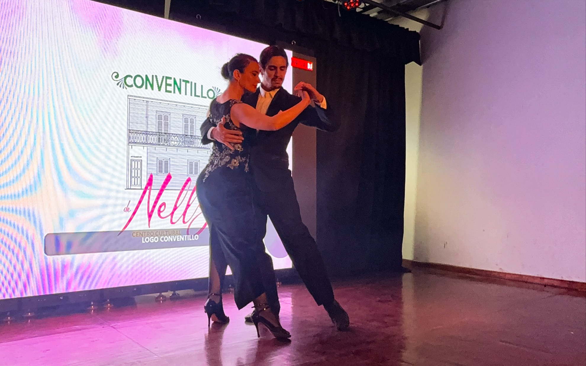 Pareja bailando tango en el escenario del Conventillo de Nelly