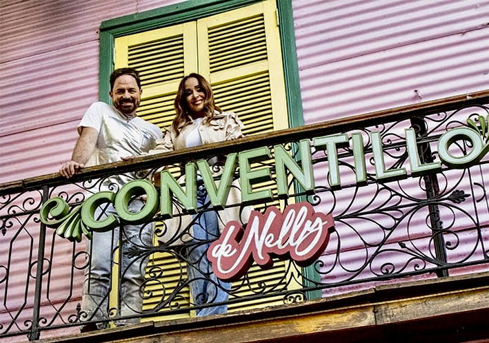 Artistas en el balcón del Conventillo de Nelly