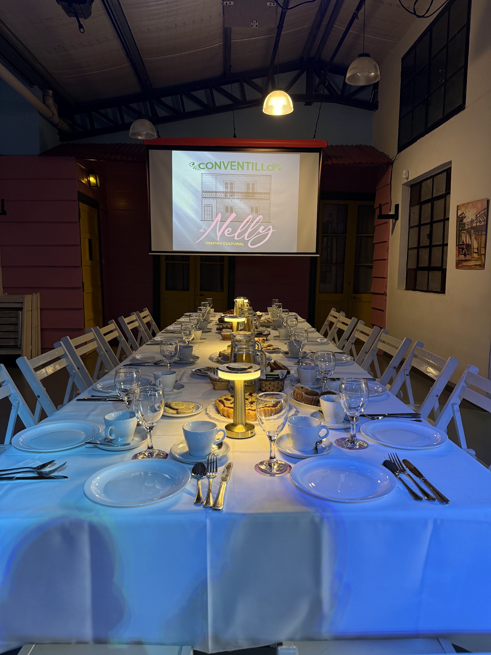 Mesa preparada para una Merienda Histórica en el Conventillo de Nelly