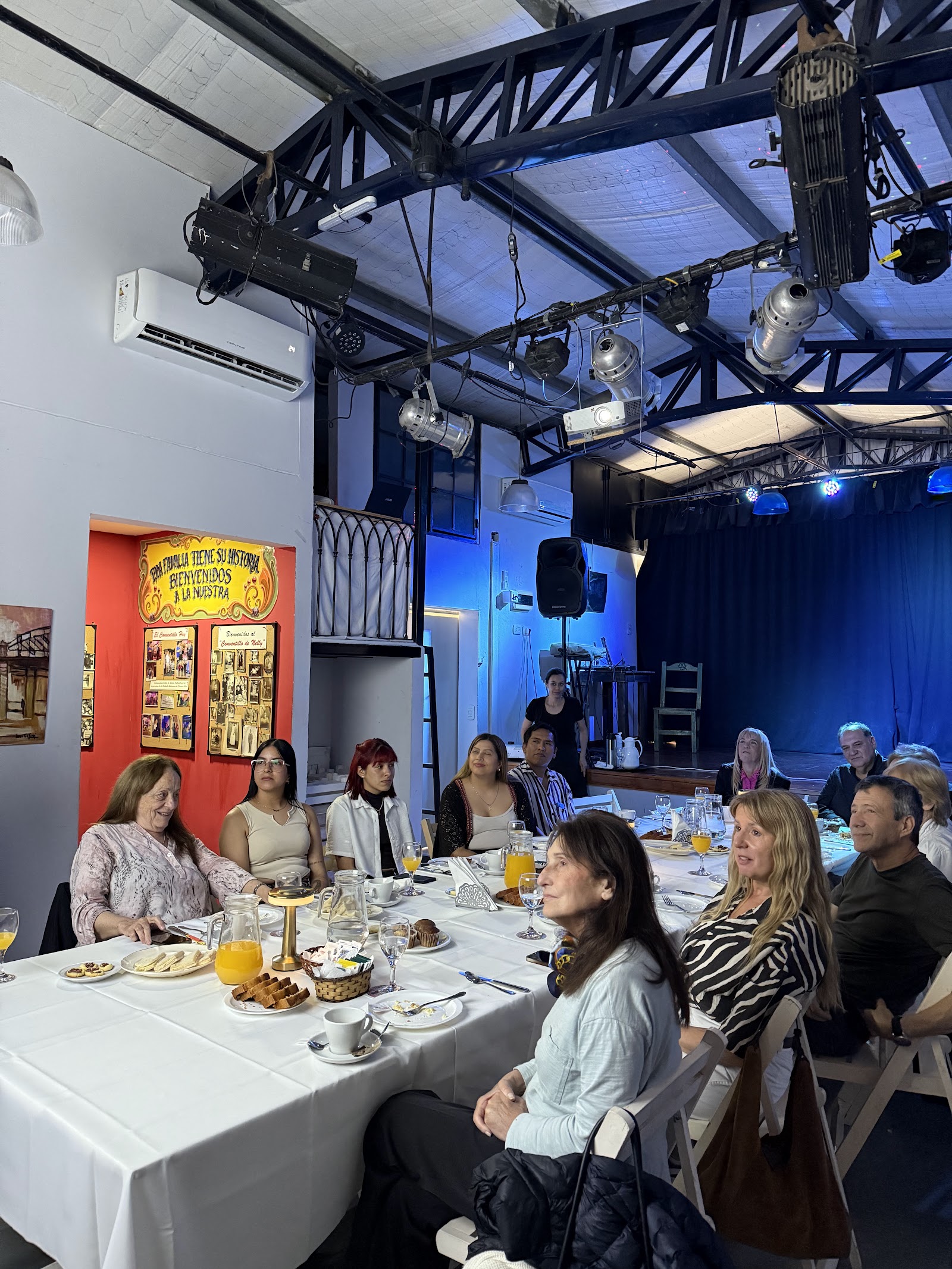 Participantes compartiendo una Merienda Histórica