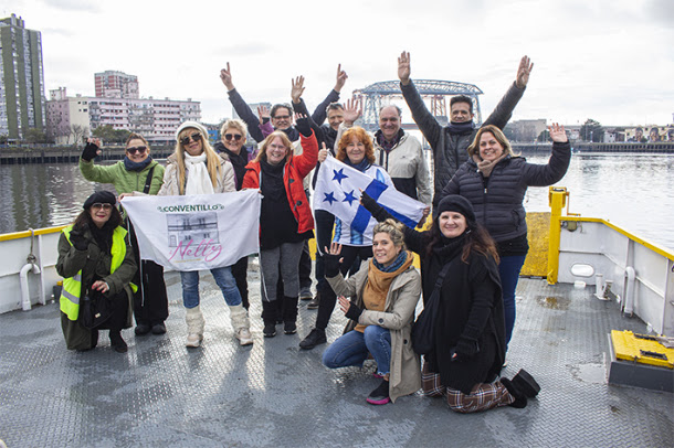 Prensa Travesía artística por el Riachuelo con la bandera del Conventillo de Nelly